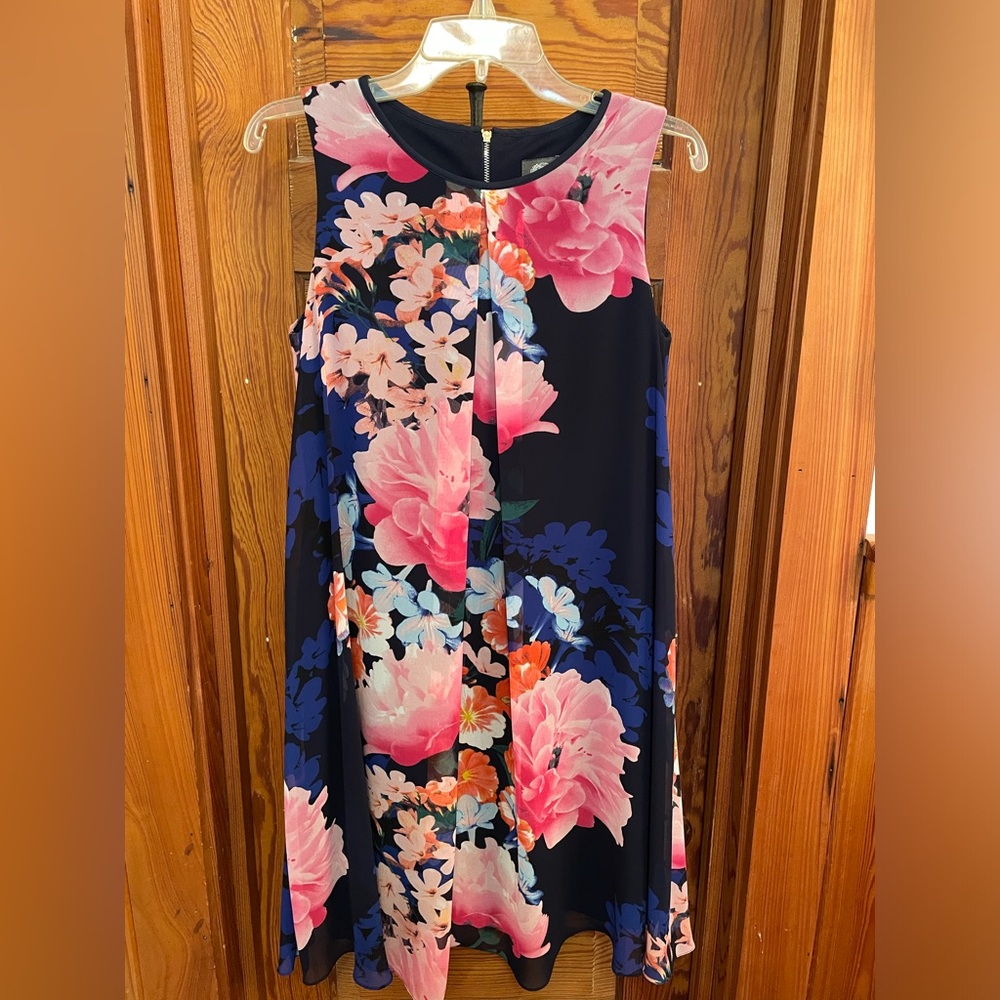 Vince Cumato black fitted under dress beautiful flowing floral top layer size 8